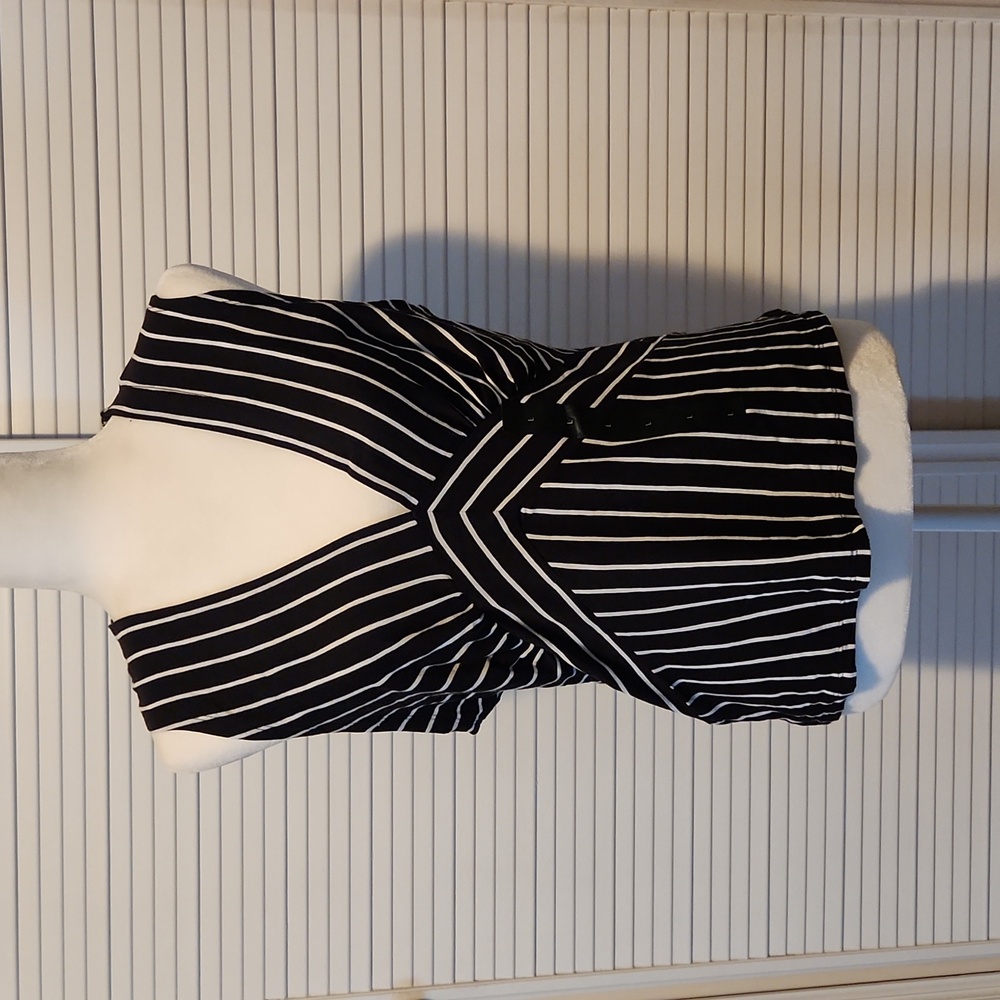 Banana Republic Malibu tee black & white striped sleeveless v neck tank top sz L